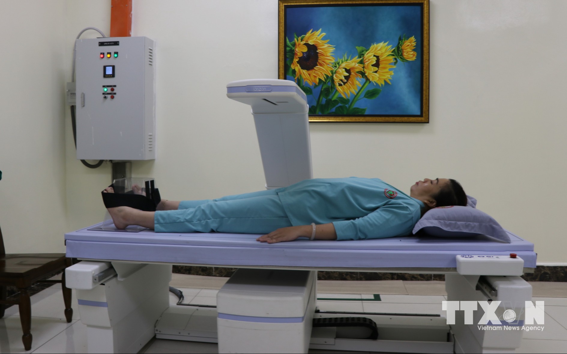 Ứng dụng năng lượng nguyên tử trong sử dụng máy đo loãng xương nhằm phát hiện bệnh sớm. (Ảnh: Lê Xuân/TTXVN)